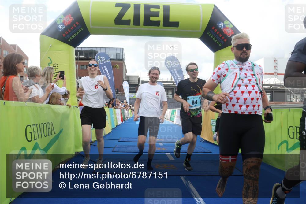 11.08.2024 - GEWOBA Citytriathlon Bremen Lena Gebhardt http://msf.ph/oto/6787151 11.08.2024 11:14:24 Ziel 27, 78, 84 meine-sportfotos.de