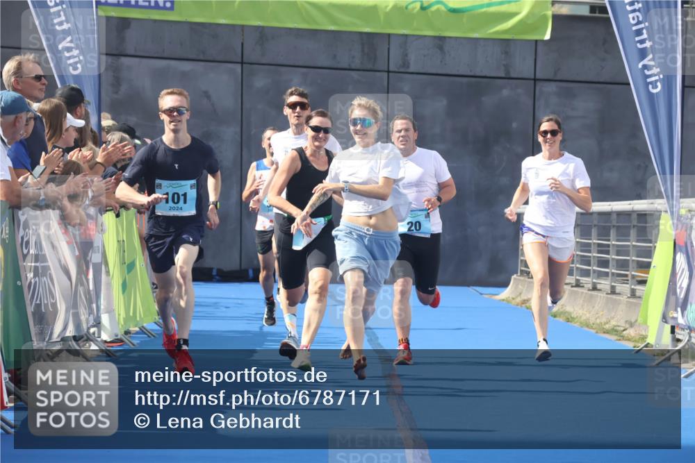 11.08.2024 - GEWOBA Citytriathlon Bremen Lena Gebhardt http://msf.ph/oto/6787171 11.08.2024 11:14:32 Ziel 20, 33, 101 meine-sportfotos.de
