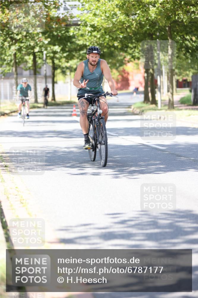 11.08.2024 - GEWOBA Citytriathlon Bremen H.Heesch http://msf.ph/oto/6787177 11.08.2024 13:12:46 Radfahren 310, 331, 346, 368, 491 meine-sportfotos.de