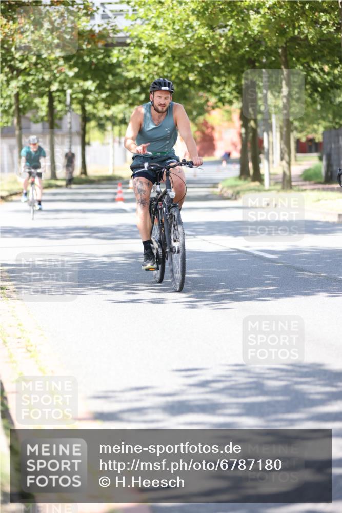 11.08.2024 - GEWOBA Citytriathlon Bremen H.Heesch http://msf.ph/oto/6787180 11.08.2024 13:12:47 Radfahren 281, 331, 346, 368, 491 meine-sportfotos.de