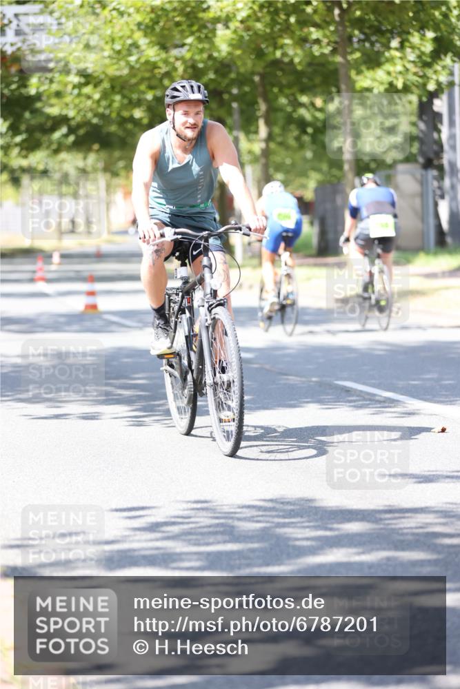 11.08.2024 - GEWOBA Citytriathlon Bremen H.Heesch http://msf.ph/oto/6787201 11.08.2024 13:12:47 Radfahren 281, 331, 346, 368, 491 meine-sportfotos.de