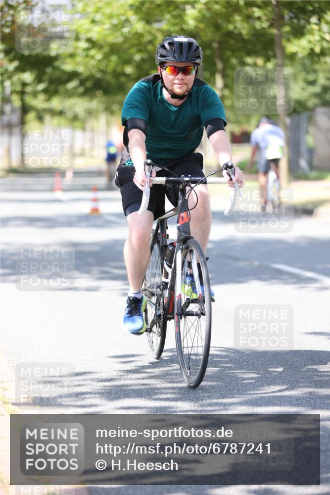 11.08.2024 - GEWOBA Citytriathlon Bremen H.Heesch http://msf.ph/oto/6787241 11.08.2024 13:12:50 Radfahren 281, 331, 346, 457, 491 meine-sportfotos.de