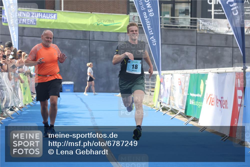 11.08.2024 - GEWOBA Citytriathlon Bremen Lena Gebhardt http://msf.ph/oto/6787249 11.08.2024 11:15:27 Ziel 18 meine-sportfotos.de