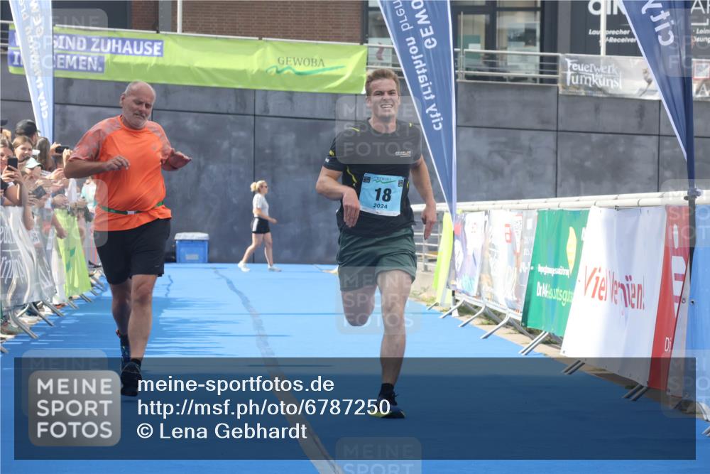 11.08.2024 - GEWOBA Citytriathlon Bremen Lena Gebhardt http://msf.ph/oto/6787250 11.08.2024 11:15:27 Ziel 18 meine-sportfotos.de