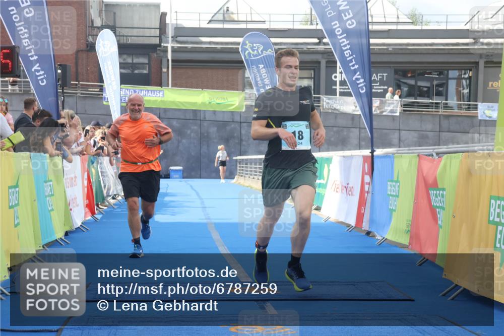 11.08.2024 - GEWOBA Citytriathlon Bremen Lena Gebhardt http://msf.ph/oto/6787259 11.08.2024 11:15:29 Ziel 18 meine-sportfotos.de