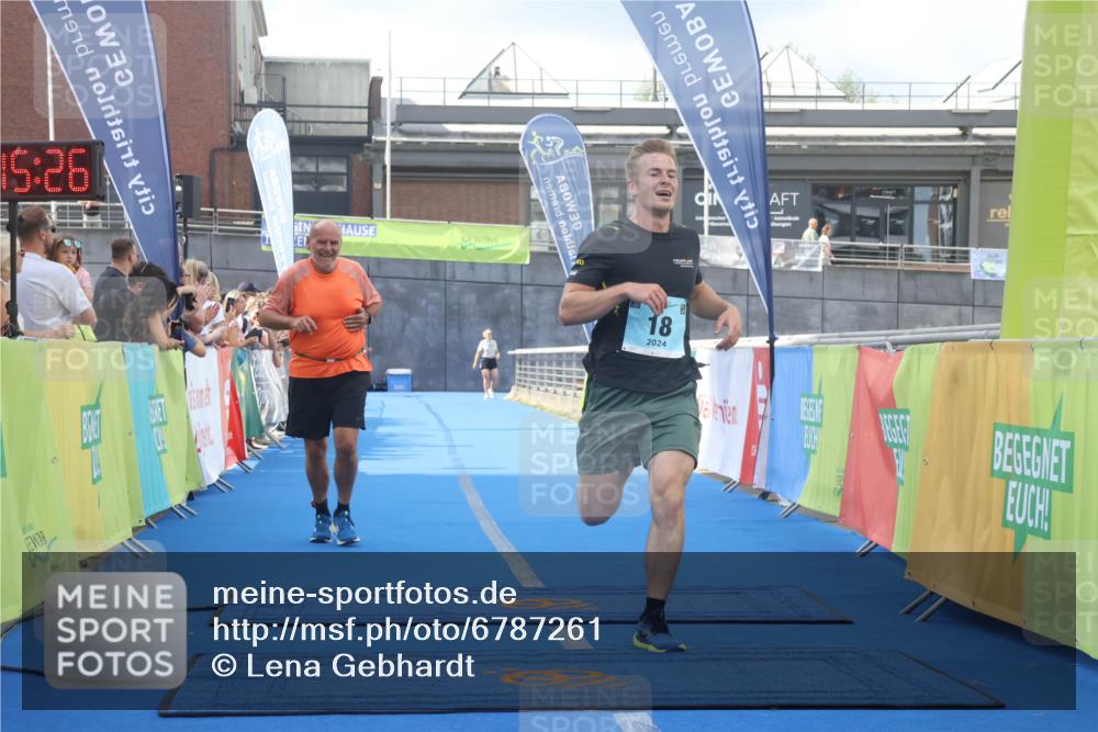 11.08.2024 - GEWOBA Citytriathlon Bremen Lena Gebhardt http://msf.ph/oto/6787261 11.08.2024 11:15:29 Ziel 18 meine-sportfotos.de