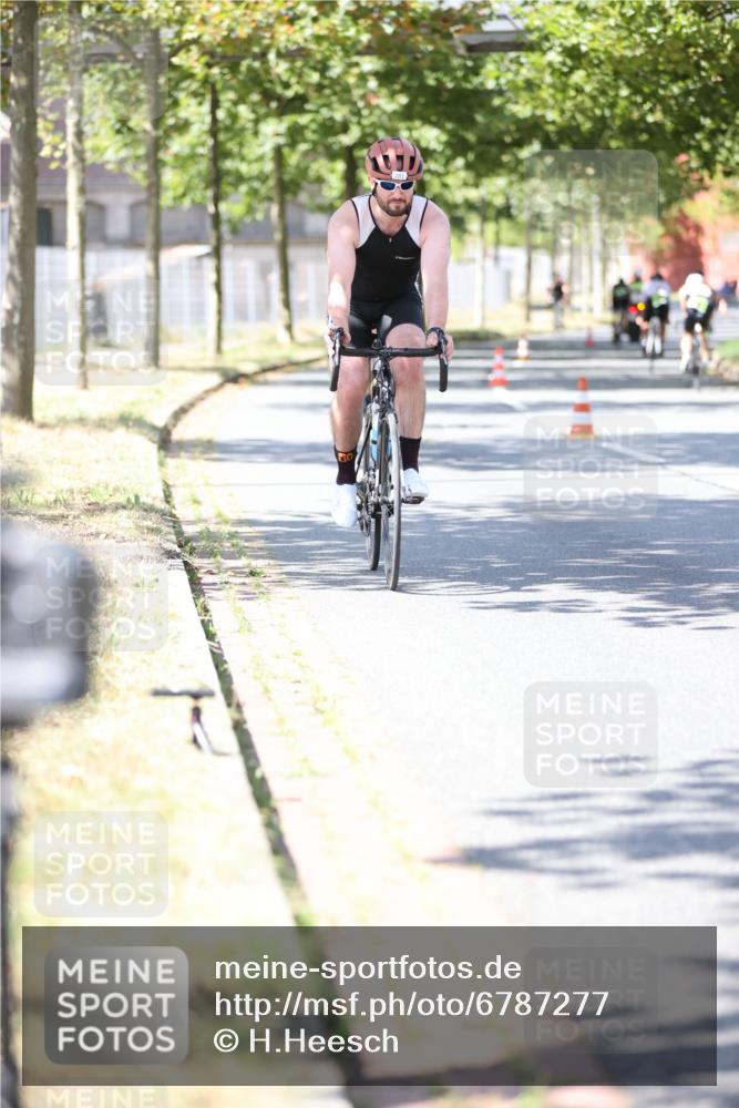 11.08.2024 - GEWOBA Citytriathlon Bremen H.Heesch http://msf.ph/oto/6787277 11.08.2024 13:13:01 Radfahren 281, 422, 448, 457, 491 meine-sportfotos.de