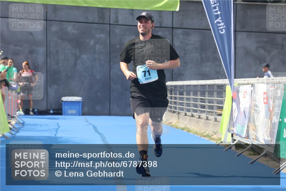 11.08.2024 - GEWOBA Citytriathlon Bremen Lena Gebhardt http://msf.ph/oto/6787398 11.08.2024 11:15:55 Ziel 71 meine-sportfotos.de
