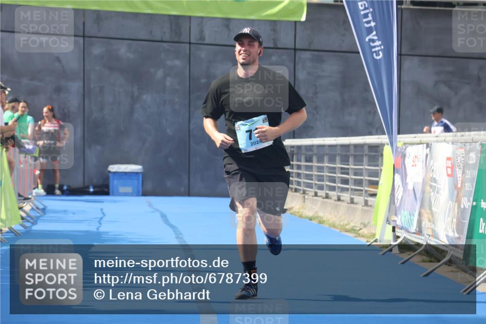11.08.2024 - GEWOBA Citytriathlon Bremen Lena Gebhardt http://msf.ph/oto/6787399 11.08.2024 11:15:55 Ziel 71 meine-sportfotos.de