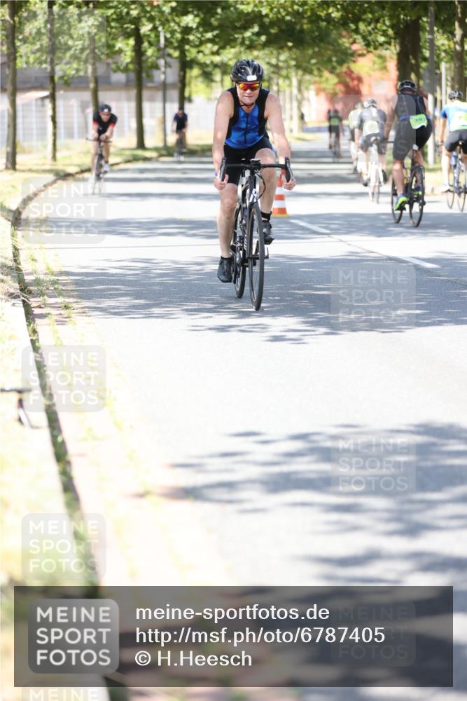 11.08.2024 - GEWOBA Citytriathlon Bremen H.Heesch http://msf.ph/oto/6787405 11.08.2024 13:13:20 Radfahren 422, 430, 447, 484, 528 meine-sportfotos.de