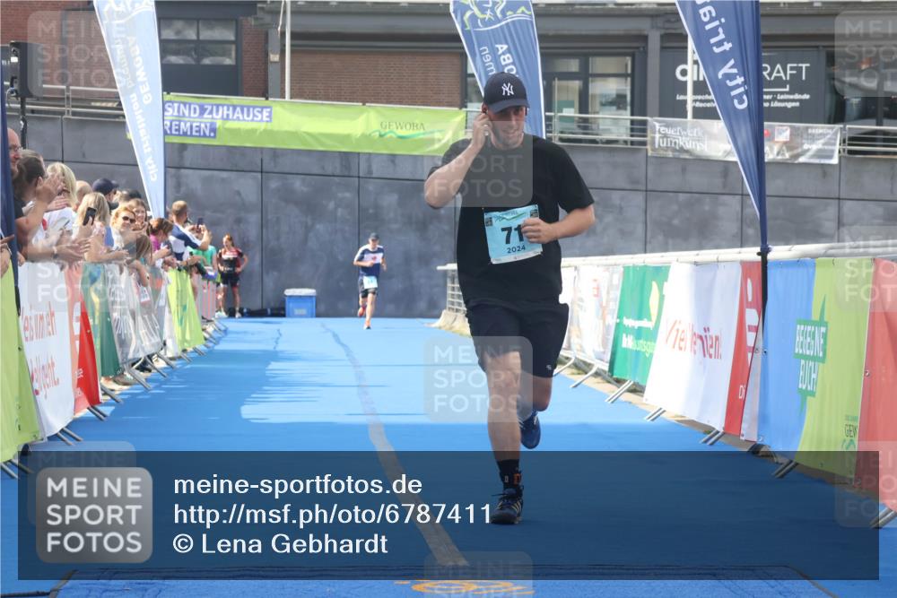 11.08.2024 - GEWOBA Citytriathlon Bremen Lena Gebhardt http://msf.ph/oto/6787411 11.08.2024 11:15:57 Ziel 15, 71 meine-sportfotos.de