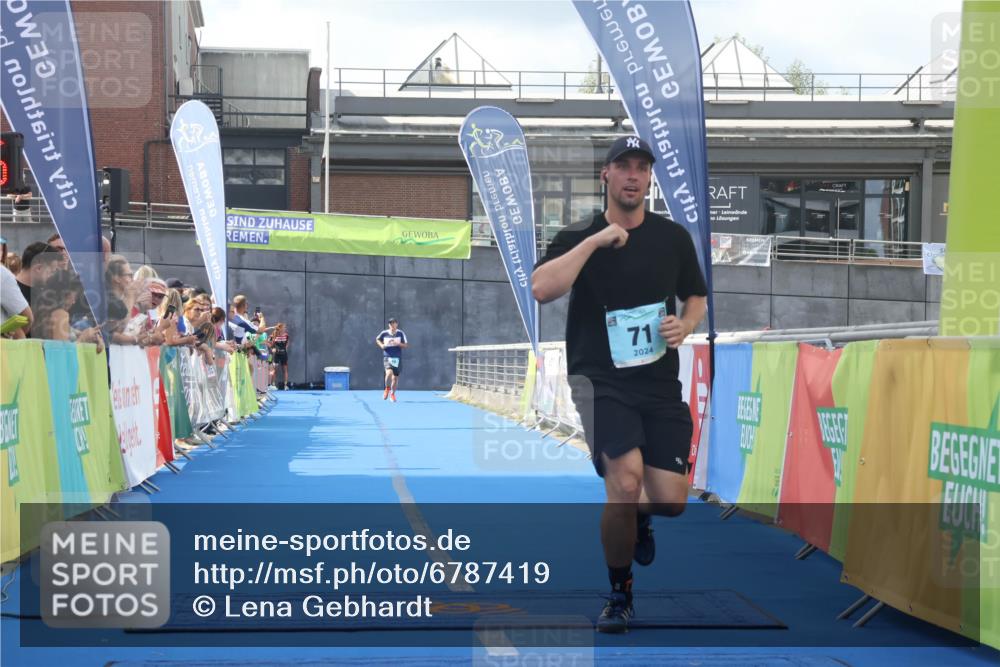 11.08.2024 - GEWOBA Citytriathlon Bremen Lena Gebhardt http://msf.ph/oto/6787419 11.08.2024 11:15:58 Ziel 15, 71, 96 meine-sportfotos.de