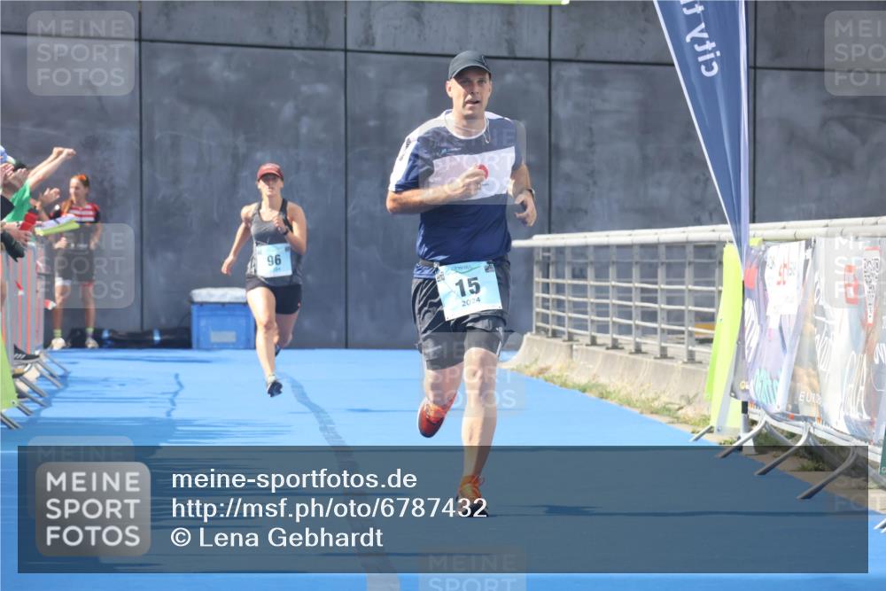 11.08.2024 - GEWOBA Citytriathlon Bremen Lena Gebhardt http://msf.ph/oto/6787432 11.08.2024 11:16:03 Ziel 15, 71, 96 meine-sportfotos.de