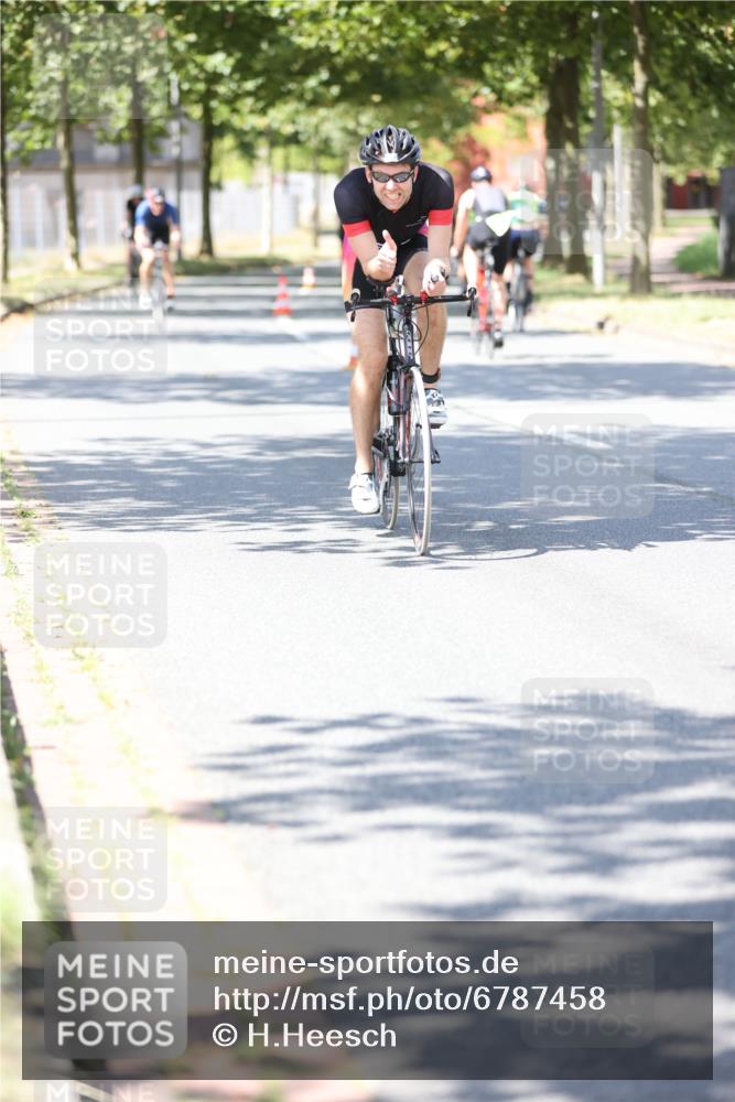 11.08.2024 - GEWOBA Citytriathlon Bremen H.Heesch http://msf.ph/oto/6787458 11.08.2024 13:13:22 Radfahren 422, 430, 447, 484, 528 meine-sportfotos.de