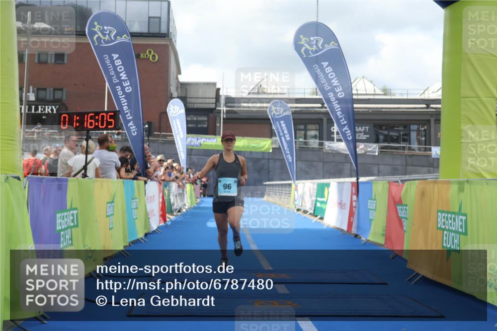 11.08.2024 - GEWOBA Citytriathlon Bremen Lena Gebhardt http://msf.ph/oto/6787480 11.08.2024 11:16:08 Ziel 15, 96 meine-sportfotos.de