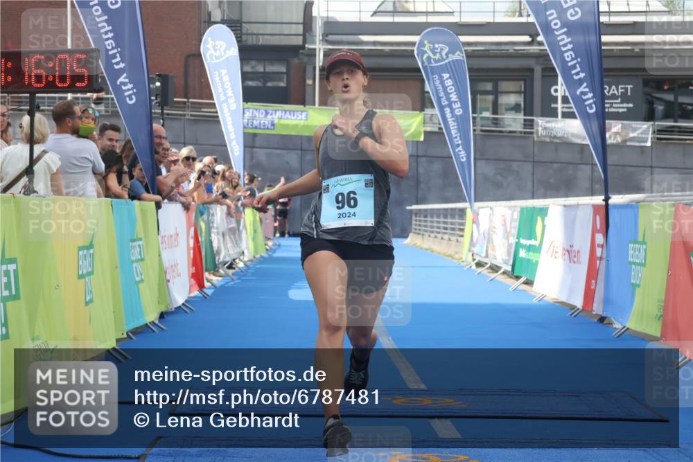 11.08.2024 - GEWOBA Citytriathlon Bremen Lena Gebhardt http://msf.ph/oto/6787481 11.08.2024 11:16:09 Ziel 15, 96 meine-sportfotos.de
