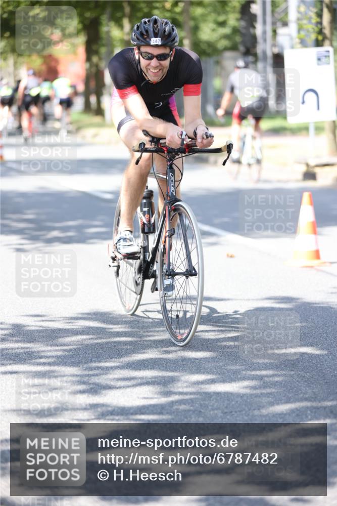 11.08.2024 - GEWOBA Citytriathlon Bremen H.Heesch http://msf.ph/oto/6787482 11.08.2024 13:13:23 Radfahren 430, 447, 484, 528 meine-sportfotos.de