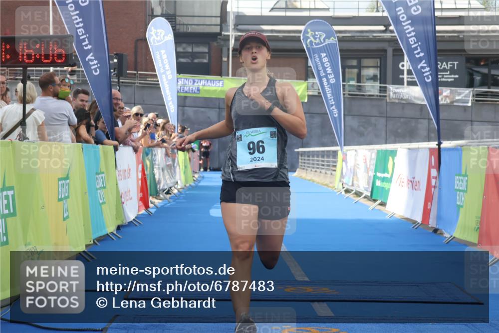 11.08.2024 - GEWOBA Citytriathlon Bremen Lena Gebhardt http://msf.ph/oto/6787483 11.08.2024 11:16:09 Ziel 15, 96 meine-sportfotos.de