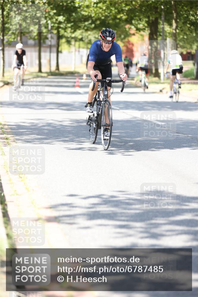 11.08.2024 - GEWOBA Citytriathlon Bremen H.Heesch http://msf.ph/oto/6787485 11.08.2024 13:13:25 Radfahren 430, 447, 484, 528, 556 meine-sportfotos.de