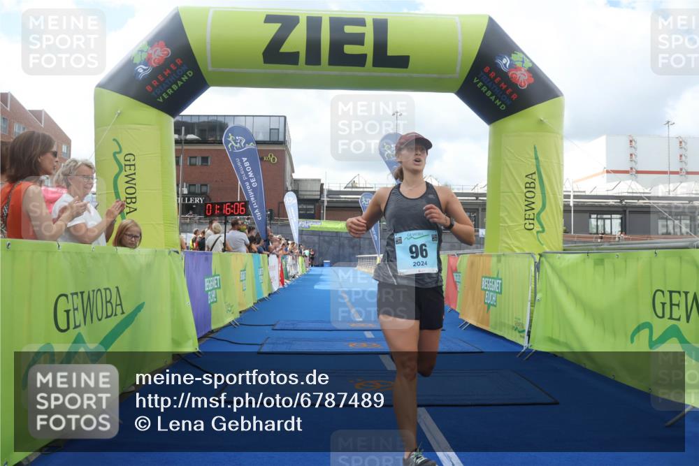 11.08.2024 - GEWOBA Citytriathlon Bremen Lena Gebhardt http://msf.ph/oto/6787489 11.08.2024 11:16:09 Ziel 15, 96 meine-sportfotos.de