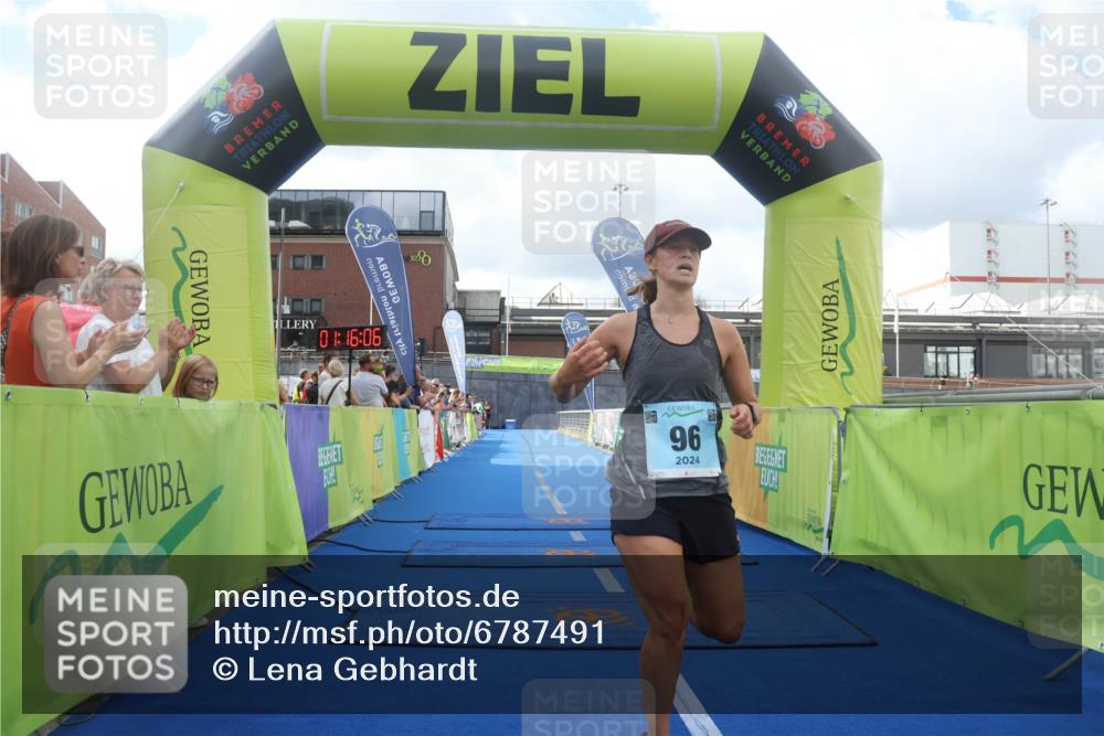 11.08.2024 - GEWOBA Citytriathlon Bremen Lena Gebhardt http://msf.ph/oto/6787491 11.08.2024 11:16:09 Ziel 15, 96 meine-sportfotos.de