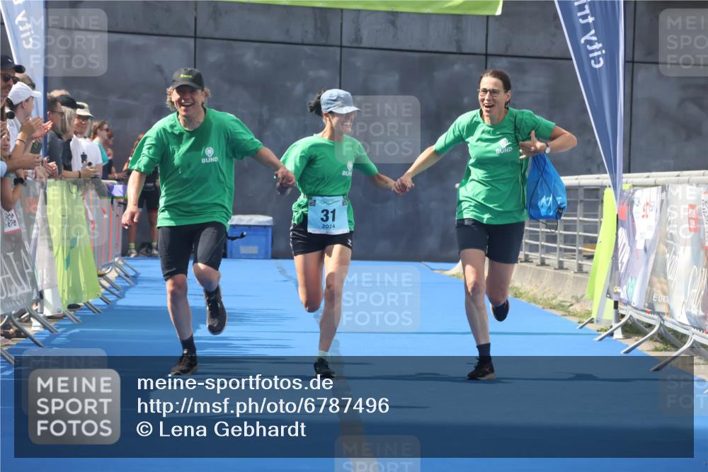 11.08.2024 - GEWOBA Citytriathlon Bremen Lena Gebhardt http://msf.ph/oto/6787496 11.08.2024 11:16:25 Ziel 31 meine-sportfotos.de