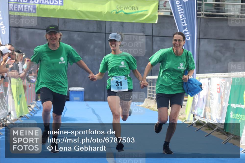 11.08.2024 - GEWOBA Citytriathlon Bremen Lena Gebhardt http://msf.ph/oto/6787503 11.08.2024 11:16:26 Ziel 31 meine-sportfotos.de