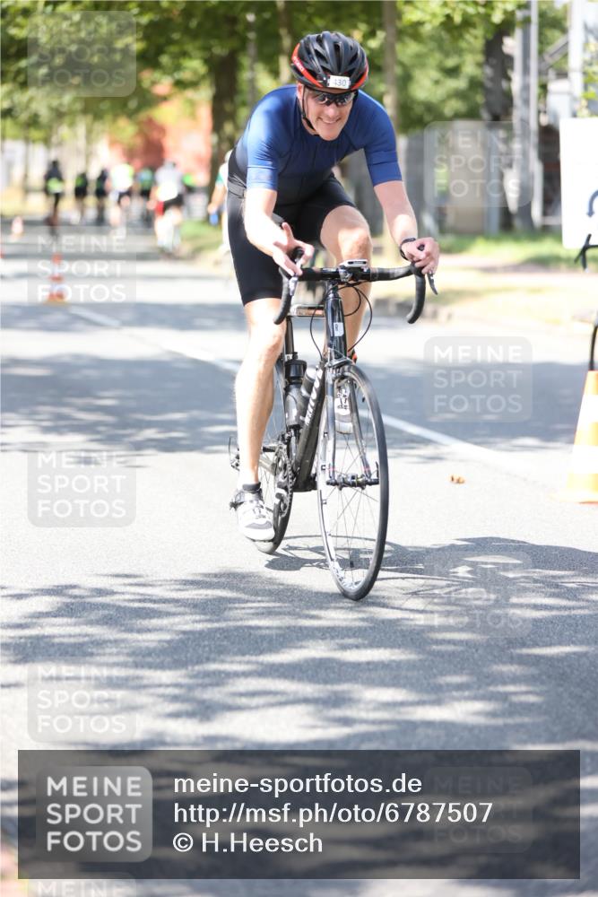 11.08.2024 - GEWOBA Citytriathlon Bremen H.Heesch http://msf.ph/oto/6787507 11.08.2024 13:13:26 Radfahren 430, 447, 484, 528, 556 meine-sportfotos.de