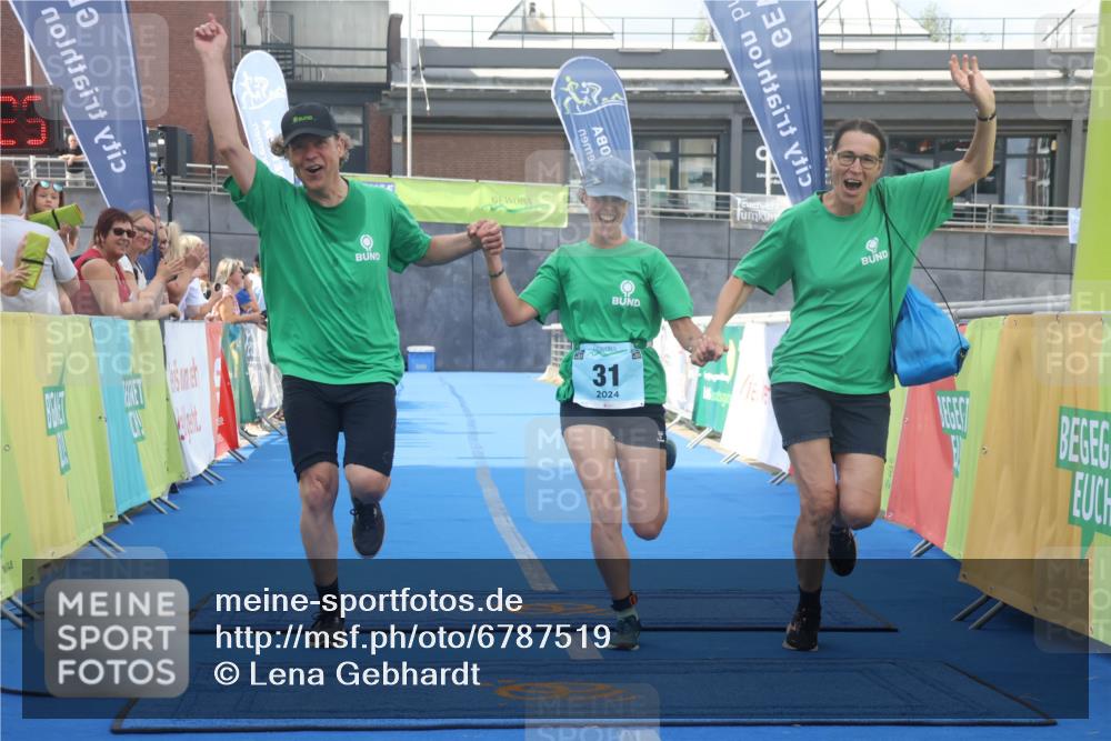 11.08.2024 - GEWOBA Citytriathlon Bremen Lena Gebhardt http://msf.ph/oto/6787519 11.08.2024 11:16:28 Ziel 31 meine-sportfotos.de