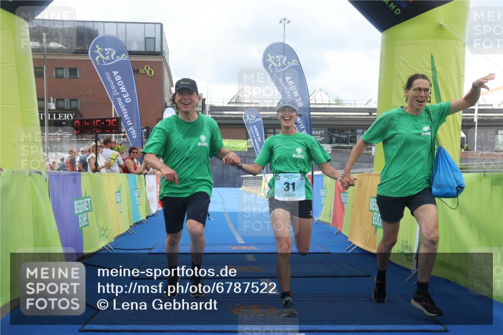 11.08.2024 - GEWOBA Citytriathlon Bremen Lena Gebhardt http://msf.ph/oto/6787522 11.08.2024 11:16:29 Ziel 31 meine-sportfotos.de