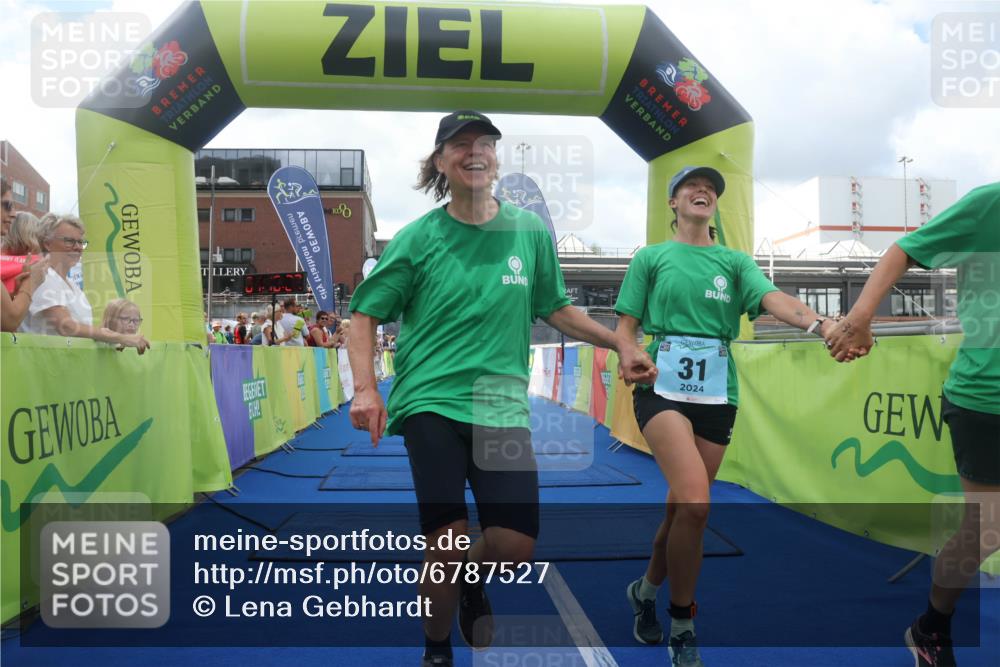 11.08.2024 - GEWOBA Citytriathlon Bremen Lena Gebhardt http://msf.ph/oto/6787527 11.08.2024 11:16:30 Ziel 31 meine-sportfotos.de