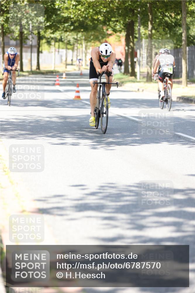 11.08.2024 - GEWOBA Citytriathlon Bremen H.Heesch http://msf.ph/oto/6787570 11.08.2024 13:13:36 Radfahren 219, 258, 296, 371, 391, 430, 484, 556 meine-sportfotos.de