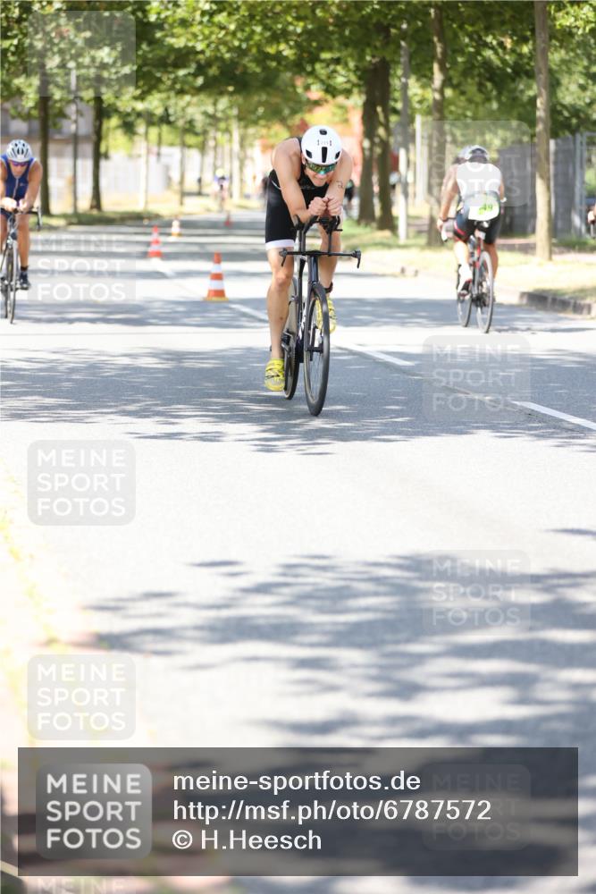 11.08.2024 - GEWOBA Citytriathlon Bremen H.Heesch http://msf.ph/oto/6787572 11.08.2024 13:13:37 Radfahren 219, 221, 258, 296, 371, 391, 430, 484, 502, 556 meine-sportfotos.de