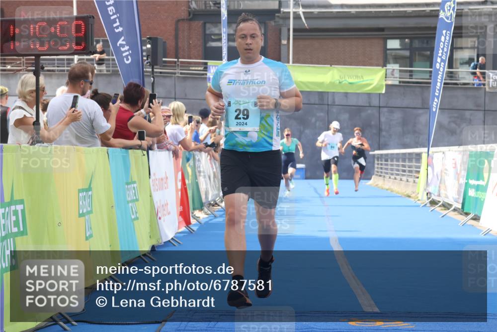 11.08.2024 - GEWOBA Citytriathlon Bremen Lena Gebhardt http://msf.ph/oto/6787581 11.08.2024 11:17:01 Ziel 29, 49, 66, 80, 94 meine-sportfotos.de