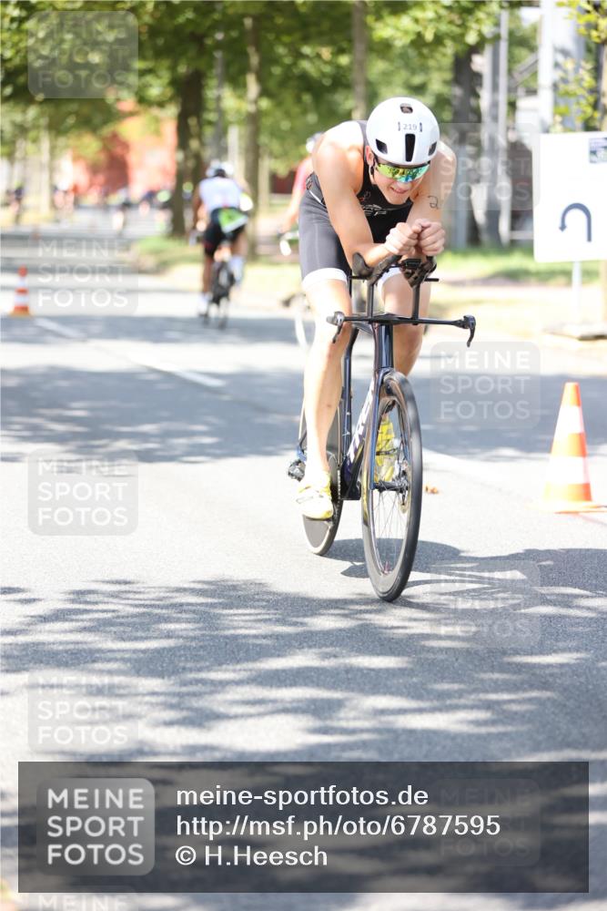 11.08.2024 - GEWOBA Citytriathlon Bremen H.Heesch http://msf.ph/oto/6787595 11.08.2024 13:13:37 Radfahren 219, 221, 258, 296, 371, 391, 430, 484, 502, 556 meine-sportfotos.de