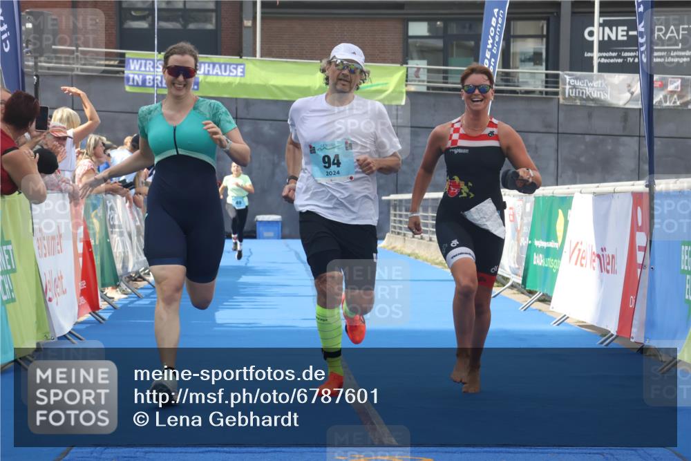 11.08.2024 - GEWOBA Citytriathlon Bremen Lena Gebhardt http://msf.ph/oto/6787601 11.08.2024 11:17:06 Ziel 29, 49, 94 meine-sportfotos.de