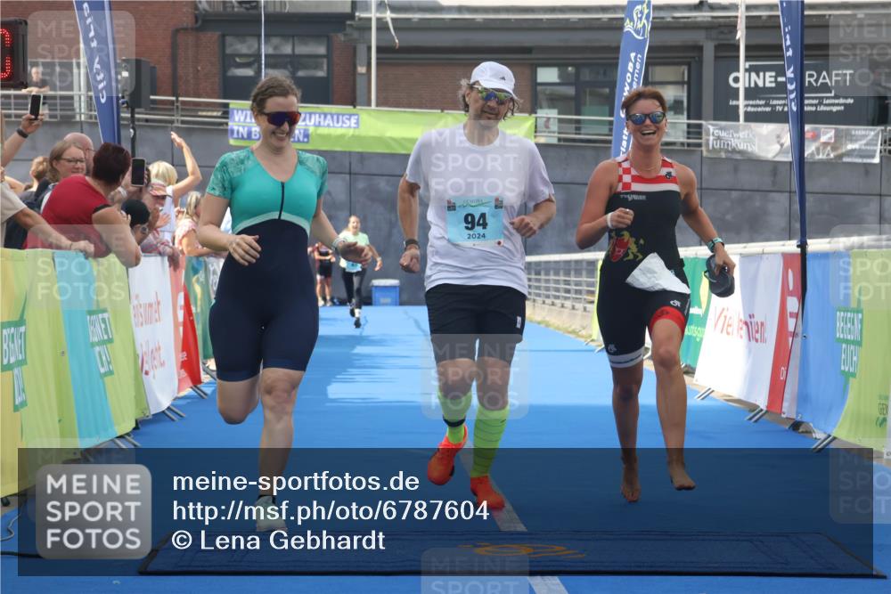 11.08.2024 - GEWOBA Citytriathlon Bremen Lena Gebhardt http://msf.ph/oto/6787604 11.08.2024 11:17:06 Ziel 29, 49, 94 meine-sportfotos.de