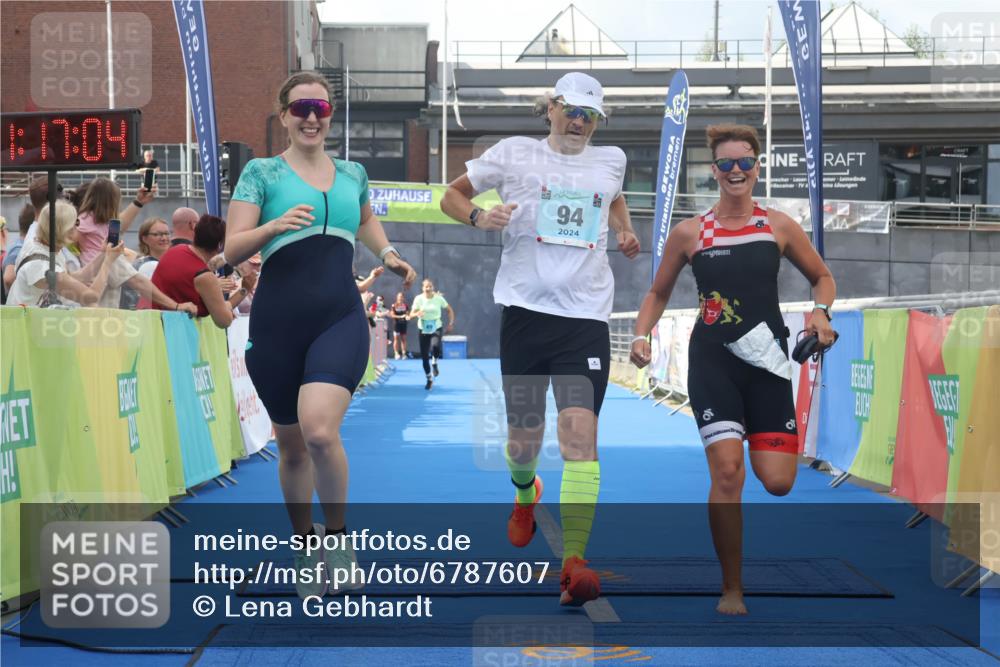 11.08.2024 - GEWOBA Citytriathlon Bremen Lena Gebhardt http://msf.ph/oto/6787607 11.08.2024 11:17:07 Ziel 29, 49, 94 meine-sportfotos.de