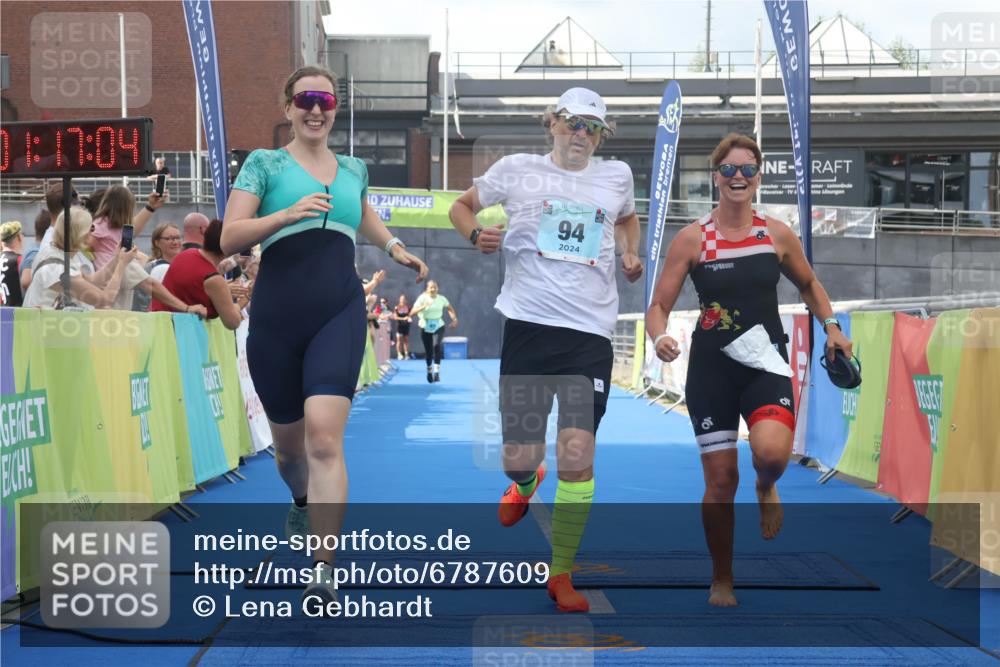 11.08.2024 - GEWOBA Citytriathlon Bremen Lena Gebhardt http://msf.ph/oto/6787609 11.08.2024 11:17:07 Ziel 29, 49, 94 meine-sportfotos.de