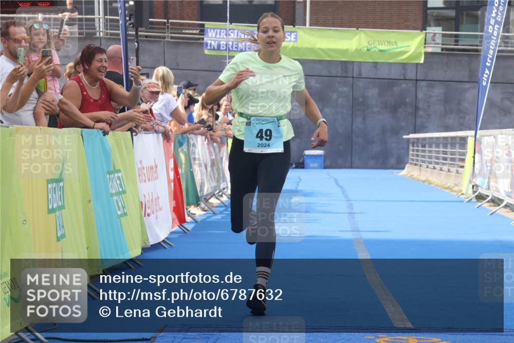 11.08.2024 - GEWOBA Citytriathlon Bremen Lena Gebhardt http://msf.ph/oto/6787632 11.08.2024 11:17:11 Ziel 49, 94 meine-sportfotos.de
