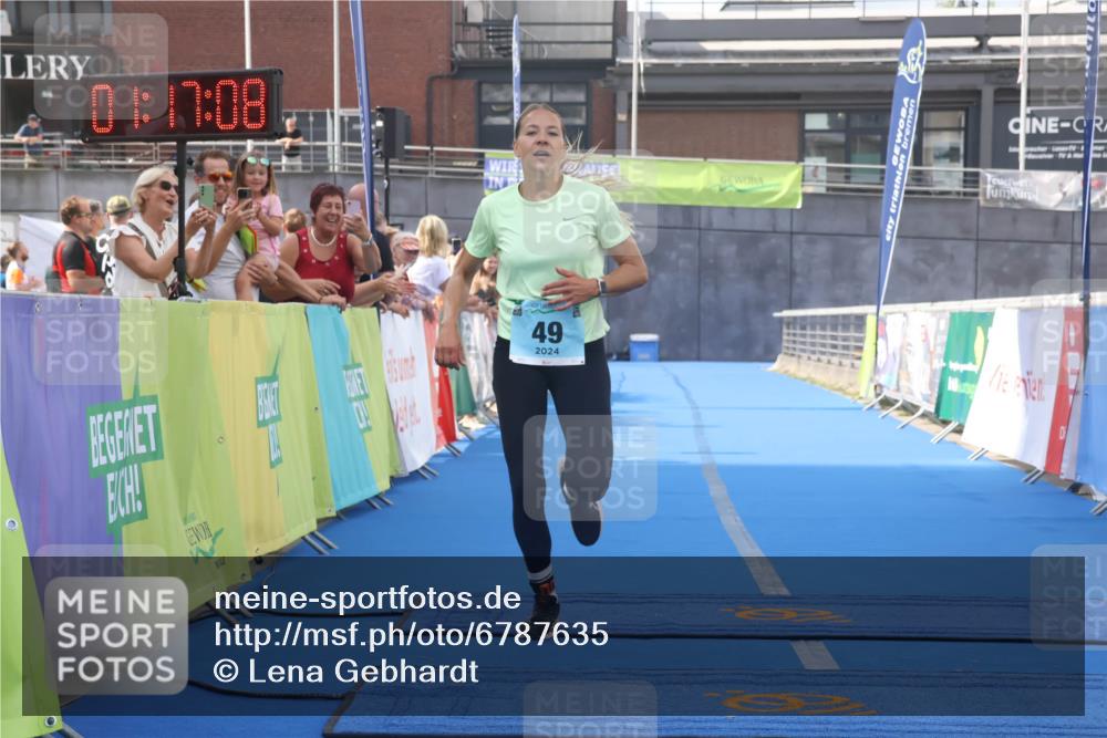 11.08.2024 - GEWOBA Citytriathlon Bremen Lena Gebhardt http://msf.ph/oto/6787635 11.08.2024 11:17:11 Ziel 49, 94 meine-sportfotos.de