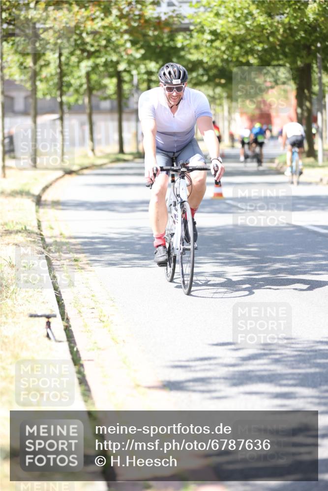 11.08.2024 - GEWOBA Citytriathlon Bremen H.Heesch http://msf.ph/oto/6787636 11.08.2024 13:13:40 Radfahren 219, 221, 258, 296, 371, 391, 461, 472, 502, 556 meine-sportfotos.de