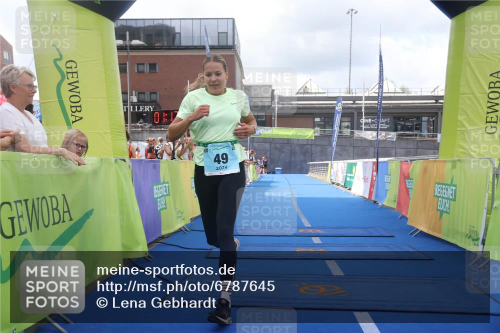 11.08.2024 - GEWOBA Citytriathlon Bremen Lena Gebhardt http://msf.ph/oto/6787645 11.08.2024 11:17:12 Ziel 49, 94 meine-sportfotos.de
