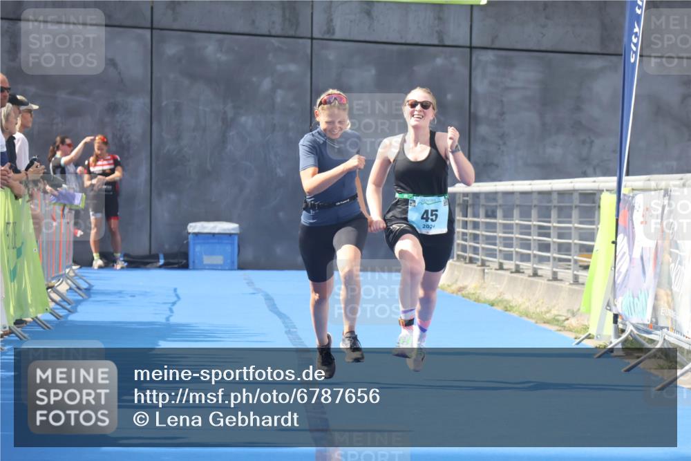 11.08.2024 - GEWOBA Citytriathlon Bremen Lena Gebhardt http://msf.ph/oto/6787656 11.08.2024 11:17:22 Ziel 45 meine-sportfotos.de