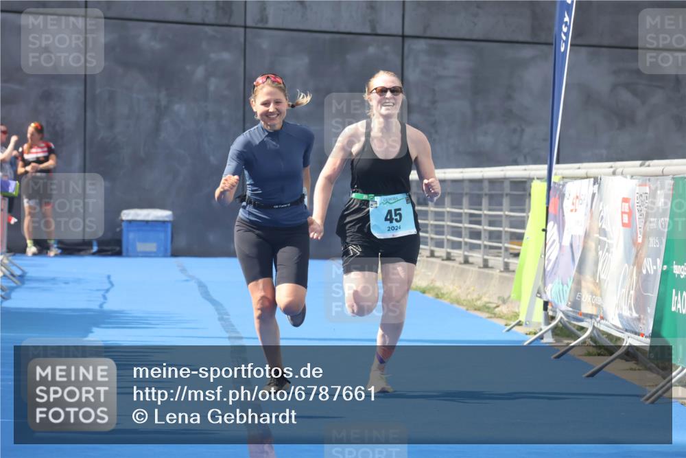 11.08.2024 - GEWOBA Citytriathlon Bremen Lena Gebhardt http://msf.ph/oto/6787661 11.08.2024 11:17:23 Ziel 45 meine-sportfotos.de