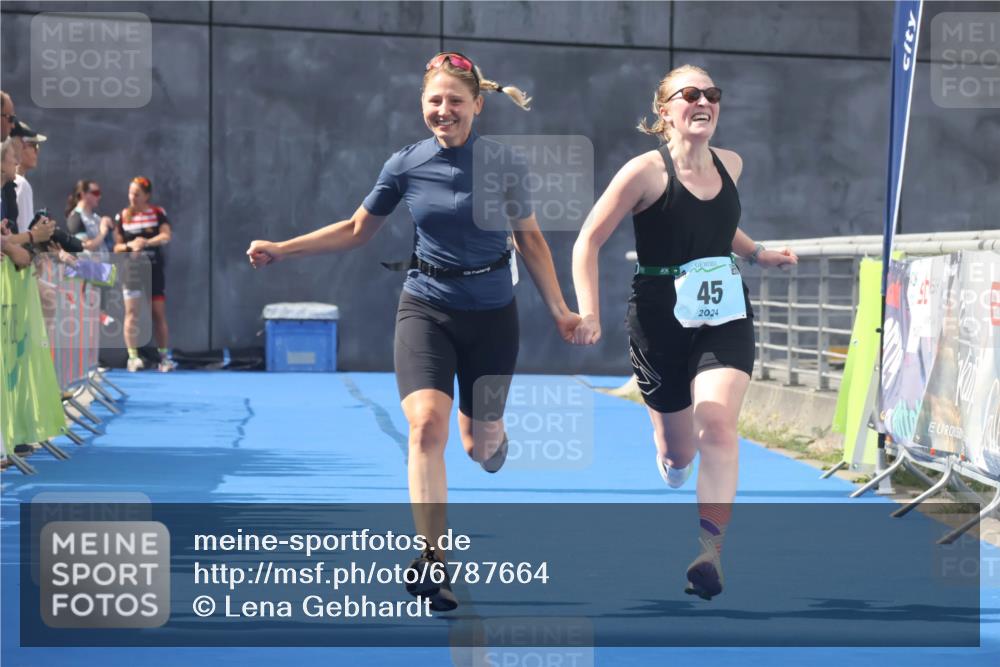 11.08.2024 - GEWOBA Citytriathlon Bremen Lena Gebhardt http://msf.ph/oto/6787664 11.08.2024 11:17:24 Ziel 45 meine-sportfotos.de