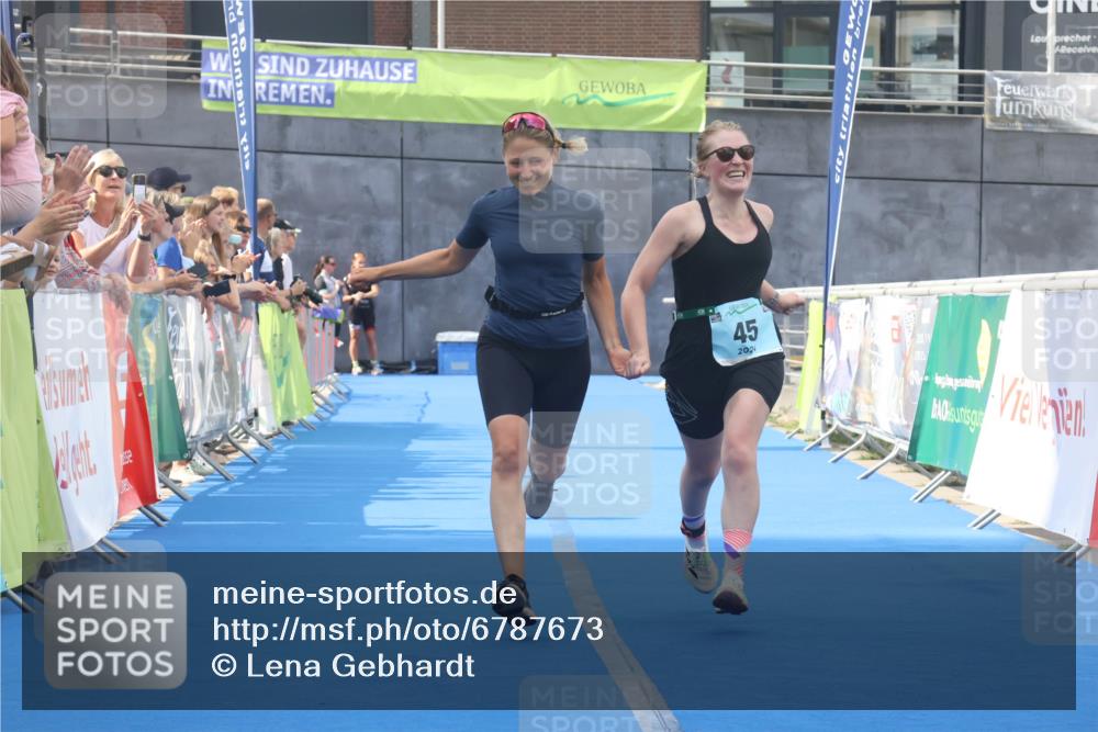 11.08.2024 - GEWOBA Citytriathlon Bremen Lena Gebhardt http://msf.ph/oto/6787673 11.08.2024 11:17:25 Ziel 45 meine-sportfotos.de