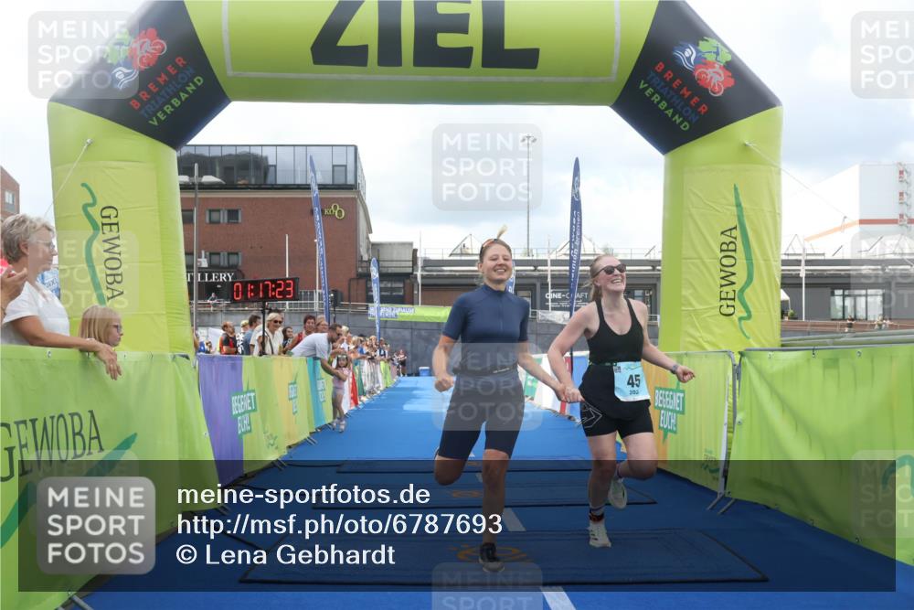 11.08.2024 - GEWOBA Citytriathlon Bremen Lena Gebhardt http://msf.ph/oto/6787693 11.08.2024 11:17:27 Ziel 45 meine-sportfotos.de