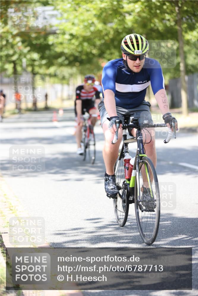 11.08.2024 - GEWOBA Citytriathlon Bremen H.Heesch http://msf.ph/oto/6787713 11.08.2024 13:13:48 Radfahren 219, 221, 258, 296, 371, 391, 411, 438, 439, 461, 472, 475, 502, 556 meine-sportfotos.de
