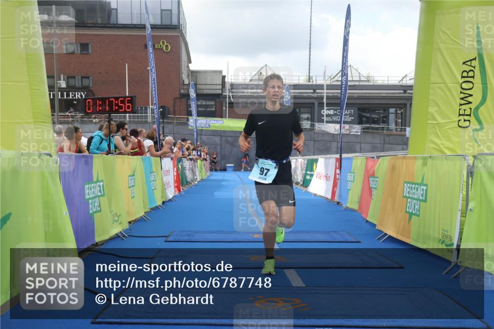 11.08.2024 - GEWOBA Citytriathlon Bremen Lena Gebhardt http://msf.ph/oto/6787748 11.08.2024 11:18:00 Ziel 34, 97, 99 meine-sportfotos.de
